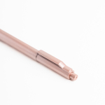 Bolígrafo ecológico con clip integrado y relieve a rayas tinta negra vista 1