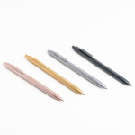 Bolígrafo ecológico con clip integrado y relieve a rayas tinta negra vista con varios colores