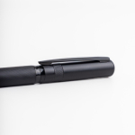 Roller metálico con tapa grabada y clip estrecho elegante tinta negra