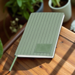 Libreta de PU texturizado y parche personalizable A5 hojas lisas color verde oliva vista de ambiente