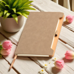 Libreta ecológica con soporte lateral para bolígrafo A5 hojas lisas color beige vista de ambiente