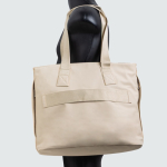 Bolsa de piel sintética con bolsillos ocultos y cinta trolley 15.6” color beige vista 1