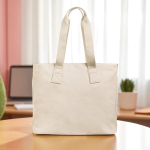 Bolsa de piel sintética con bolsillos ocultos y cinta trolley 15.6” vista de ambiente