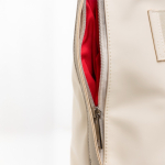 Bolsa de piel sintética con bolsillos ocultos y cinta trolley 15.6”