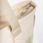 Bolsa de piel sintética con bolsillos ocultos y cinta trolley 15.6” vista 3