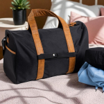 Bolso de RPET resistente al agua con cierre magnético y bolsillo vista de ambiente