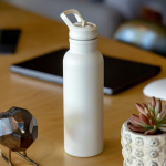 Botella térmica de acero inoxidable con asa fija y pajita plegable 500ml vista de ambiente