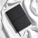 Agenda diaria en español y portugués con cierre elástico tubular A5 color negro vista 1