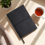 Agenda diaria en español y portugués con cierre elástico tubular A5 vista de ambiente