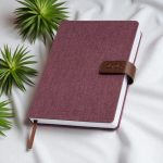 Agenda con vista diaria en español y portugués con cierre magnético A5 color burdeos