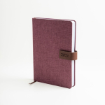 Agenda con vista diaria en español y portugués con cierre magnético A5 color burdeos vista 1