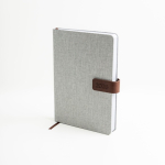 Agenda con vista diaria en español y portugués con cierre magnético A5 color gris claro vista de ambiente