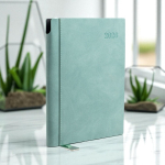 Agenda diaria en español y portugués con funda de tacto de ante A5 color verde suave vista de ambiente