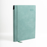 Agenda diaria en español y portugués con funda de tacto de ante A5 color verde suave vista 1