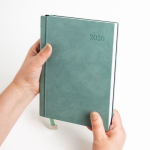 Agenda diaria en español y portugués con funda de tacto de ante A5 color verde suave vista 5