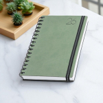 Agenda diaria en español y portugués con funda de piel PU y doble anilla A5 color verde bosque vista de ambiente