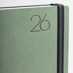 Agenda diaria en español y portugués con funda de piel PU y doble anilla A5 color verde bosque vista 1