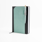 Agenda diaria en español y portugués con soporte para bolígrafo A5 vista de ambiente