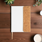 Agenda diaria en español y portugués con solapa de corcho A5 vista de ambiente