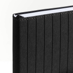 Agenda con vista diaria en español y portugués con cinta a juego A5 color negro