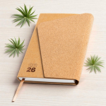 Agenda diaria en español y portugués con tapa de kraft y corcho A5 color marrón claro vista de ambiente