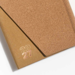 Agenda diaria en español y portugués con tapa de kraft y corcho A5 color marrón claro