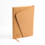 Agenda diaria en español y portugués con tapa de kraft y corcho A5 vista de ambiente