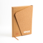 Agenda diaria en español y portugués con tapa de kraft y corcho A5 vista de ambiente