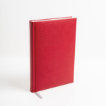 Agenda diaria con cinta plateada en español y portugués y cubierta de PU A5 color rojo vista de ambiente