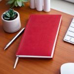 Agenda diaria con cinta plateada en español y portugués y cubierta de PU A5 vista de ambiente