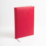 Agenda vista semanal español y portugués y páginas de papel marfil A5 color rojo vista de ambiente
