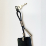 Llavero cargador de nylon reciclado 2 en 1 con USB-C y Lightning 60W vista de ambiente
