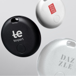 Localizador de plástico con bluetooth compatible con Apple y Android vista con logo impreso