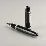 Roller de cuerpo brillante con detalle cromado tipo espejo tinta negra vista de ambiente