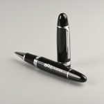 Roller de cuerpo brillante con detalle cromado tipo espejo tinta negra vista con logo impreso