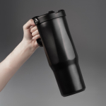 Vaso térmico de acero inoxidable reciclado con pajita abatible 900ml color negro vista de ambiente