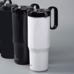 Vaso térmico de acero inoxidable reciclado con pajita abatible 900ml vista de ambiente