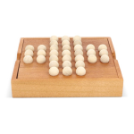Juego de solitario en caja de madera que es tablero y almacenamiento color natural segunda vista