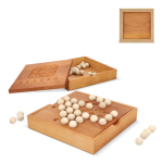 Juego de solitario en caja de madera que es tablero y almacenamiento