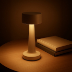 Lámpara de mesa con 3 modos de luz con sensor táctil en parte superior color beige quinta vista