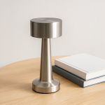 Lámpara de mesa con 3 modos de luz con sensor táctil en parte superior color plateado cuarta vista