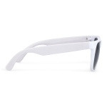 Gafas de sol en varios colores con un lente negro UV400 color blanco tercera vista