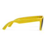 Gafas de sol en varios colores con un lente negro UV400 color amarillo tercera vista