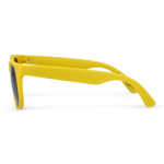 Gafas de sol en varios colores con un lente negro UV400 color amarillo cuarta vista