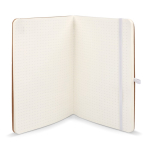 Cuaderno de tapa blanda de papel kraft FSC A5 con hojas a cuadros color blanco cuarta vista
