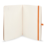 Cuaderno de tapa blanda de papel kraft FSC A5 con hojas a cuadros color naranja cuarta vista