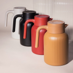 Jarra térmica con diseño de rayas verticales características 1.5L color marrón tercera vista