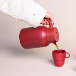 Jarra térmica con diseño de rayas verticales características 1.5L color rojo oscuro segunda vista