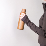 Botella térmica de acero reciclado con un tapón de presión 500ml color marrón cuarta vista