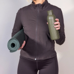 Botella térmica de acero reciclado con un tapón de presión 500ml color verde oliva cuarta vista